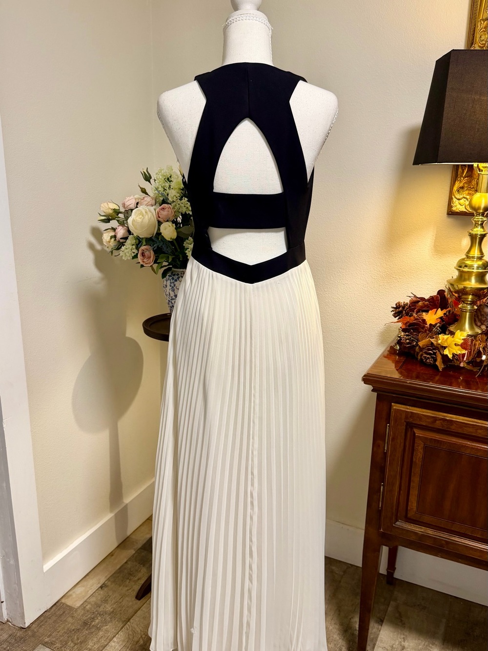 Laundry By Shelli Segal Black and White Open Back Pleated Maxi Dress Cut Out